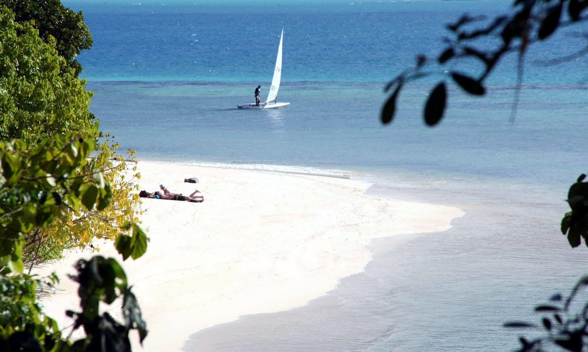 โรงแรมเคอร์ฟไอส์แลนด์รีสอร์ท Round Island ภายนอก รูปภาพ